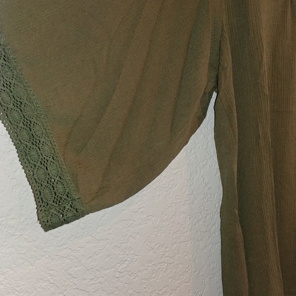 NWT Olive V-neck 3/4 TOP - Picture 7 of 7